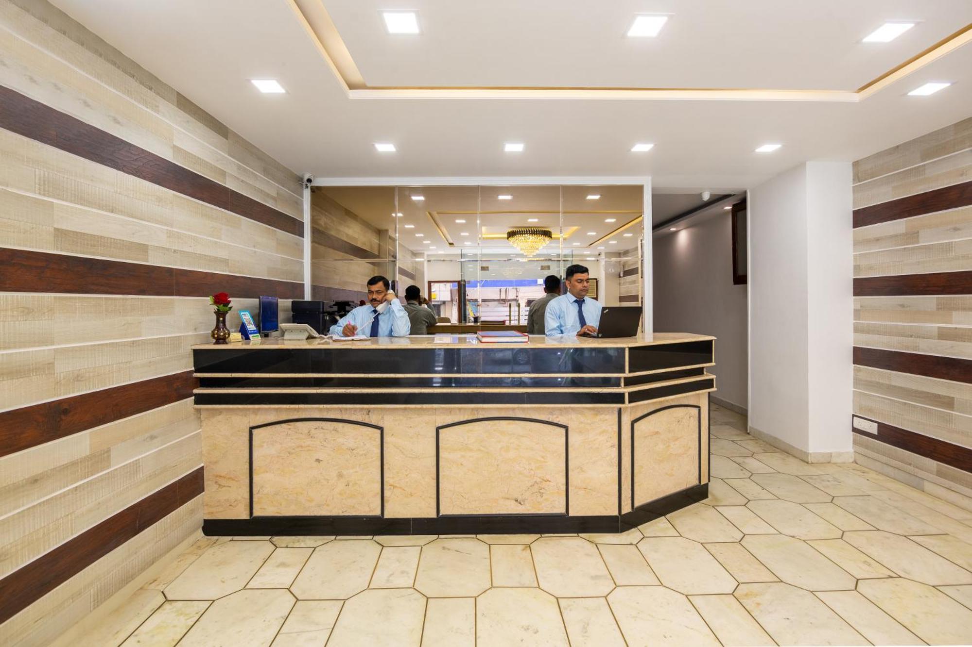 Rahul Palace By Golden Tree Near Metro Station And Ajmal Khan Market Új-Delhi Kültér fotó