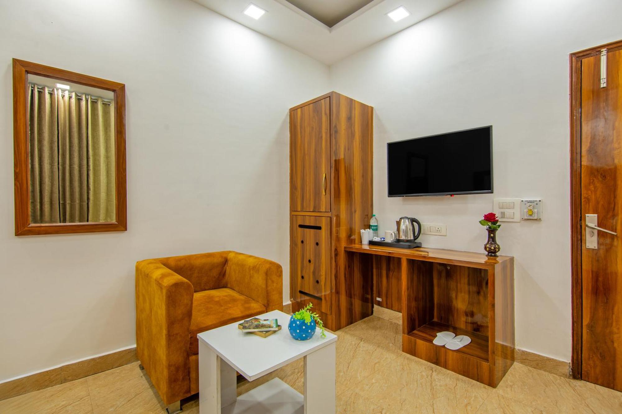 Rahul Palace By Golden Tree Near Metro Station And Ajmal Khan Market Új-Delhi Kültér fotó